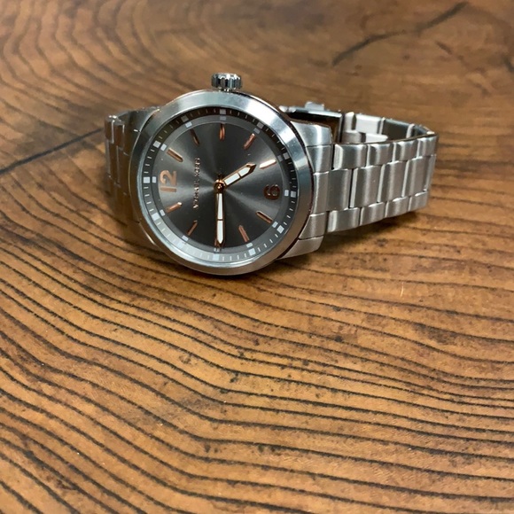 New Michael Kors stainless steel watch - Picture 1 of 3